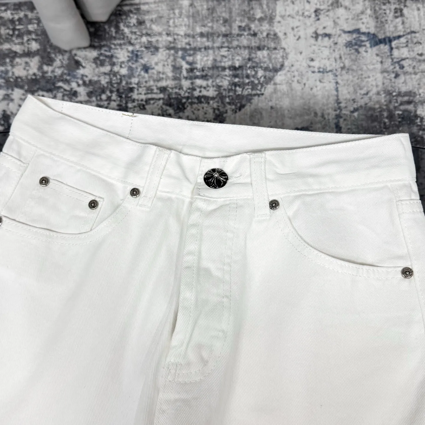 P280 Chrome Hearts/Chrome Hearts 25FW CH top denim large cross leather jeans (white) Chrome Hearts white cow king jeans Chrome Hearts' most popular color pants are made of beaded canvas fabric. Heavy washing makes the upper body of the fabric more textured and the pants are tall and straight! The three-dimensional cutting of the whole trousers is a masterpiece! The hardware is customized by zp. The beaded canvas fabric is thick and soft after being washed. It has good breathability. Customized small leather label. Unique design. The details are in place, simple and elegant, and the workmanship is exquisite. The whole trousers are neatly routed and the details are in place. Look for the correct version. Size: 28 30 32 34 (corresponding to s-xl) Detailed size can be found in Figure 9